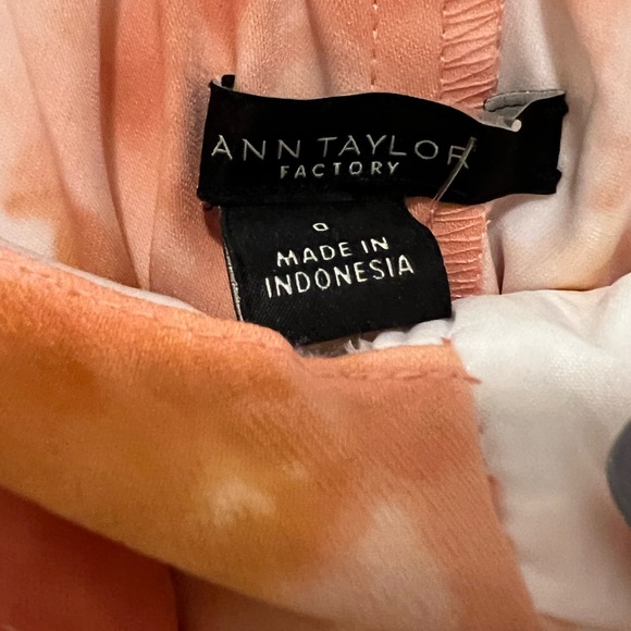 Ann Taylor Factory pleated, tie-dye, belted mid rise short. Size 0. - Picture 3 of 16